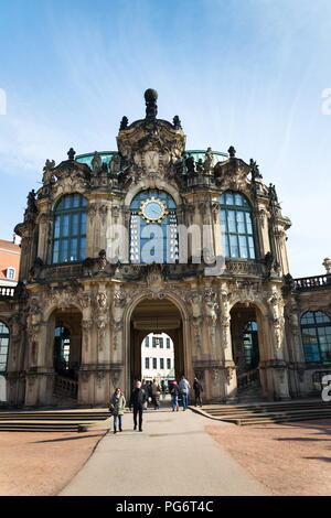 DRESDEN, Deutschland - 2. APRIL 2018: Leute um barocke Zwinger Spaziergang am 2. April 2018 in Dresden, Deutschland. Stockfoto