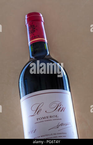 CHATEAU LE PIN feinen Luxus, selten und sehr teuer 2001 Château Le Pin Flasche Wein Pomerol Bordeaux Frankreich Stockfoto