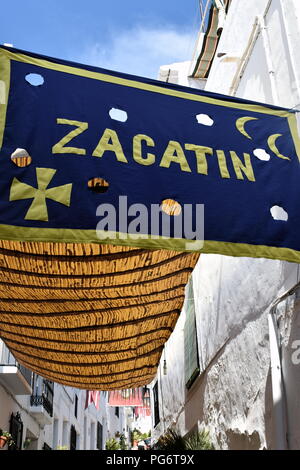 Spanien, Nerja, Malaga. Das jährliche Festival der drei Kulturen, Mauren, Juden und Christen. Zacatin Handwerkermarkt Banner. Stockfoto