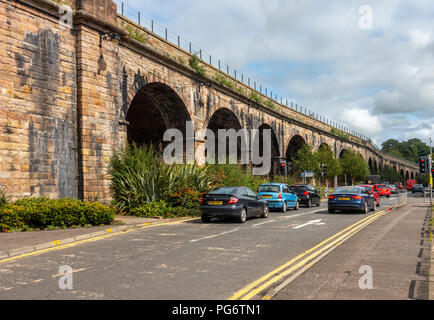 Teil von Kilmarnock Eisenbahnviadukt, 24 Bogen viktorianischen Struktur und Wahrzeichen. Fahrzeuge, die an der Ampel auf parallel verlaufenden Straße. Stockfoto