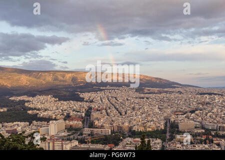 Griechenland, Attika, Athen, Blick vom Mount Lycabettus über Stadt, Regenbogen Stockfoto