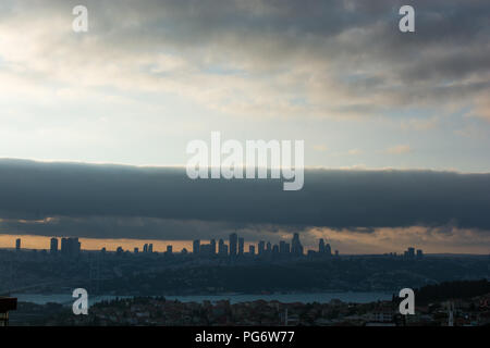 Istanbul-Stadt unter Wolken im Laufe des Abends Stockfoto