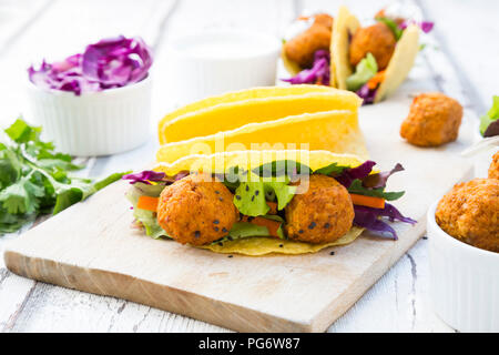 Tacos mit gemischtem Salat, süßes patato Falafel, Karotte, Rotkohl, Joghurt Sauce, Petersilie und schwarzem Sesam Stockfoto