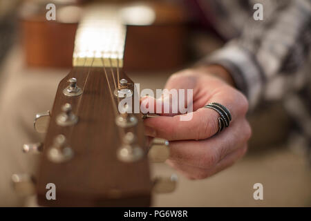 Nahaufnahme der Hand des Menschen tuning Gitarre Stockfoto