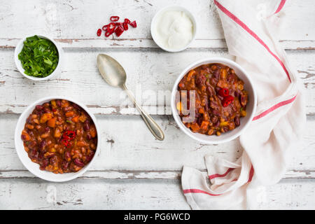 Schalen mit Chili con Carne, Koriander und saure Sahne Stockfoto