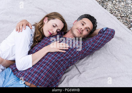 Zärtlich Paar liegen auf einer Decke Stockfoto