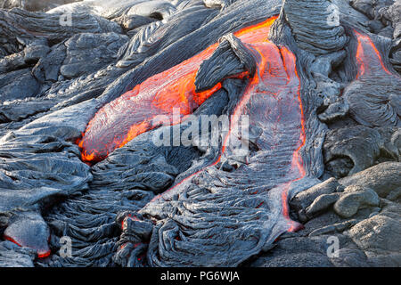 USA, Hawaii, Big Island, Volcanoes National Park, Lava fließt aus Pu'u O'o'Vulkan Stockfoto