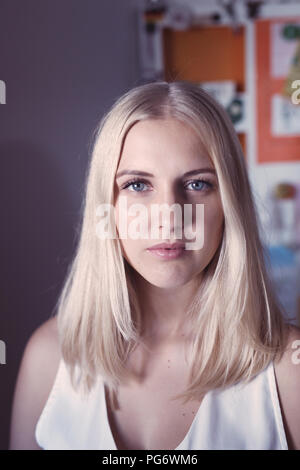 Porträt der jungen blonden Frau Stockfoto