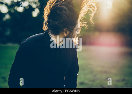 Heavy Metal Fan Headbangen in einem Park Stockfoto