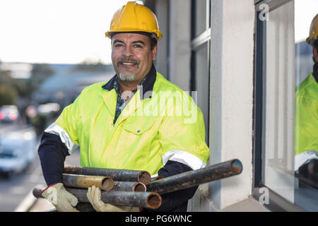 Südafrika, Kapstadt, Builder holding Rohre Stockfoto