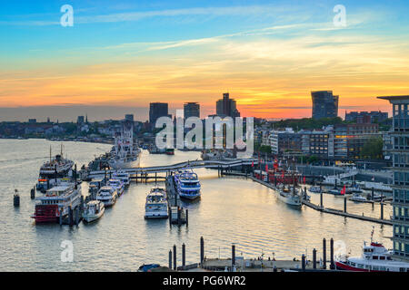 Deutschland, Hamburg, Blick auf Niederhafen und Ufer der Elbe bei Sonnenuntergang Stockfoto