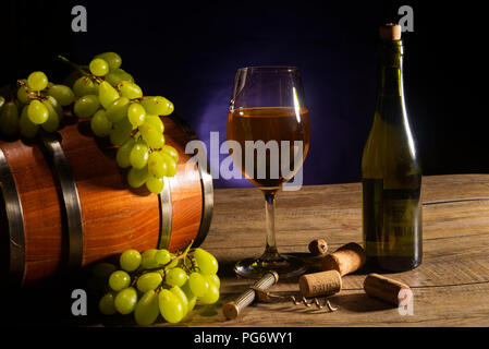 Glas Wein auf dem Tisch foto Konzept, mit Zylinder und Korken Stockfoto