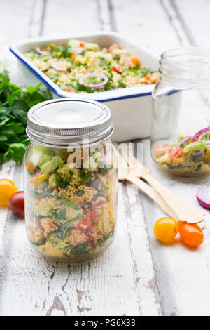 Einmachglas von Couscous Salat mit Tomaten, Gurken, Petersilie und Minze Stockfoto
