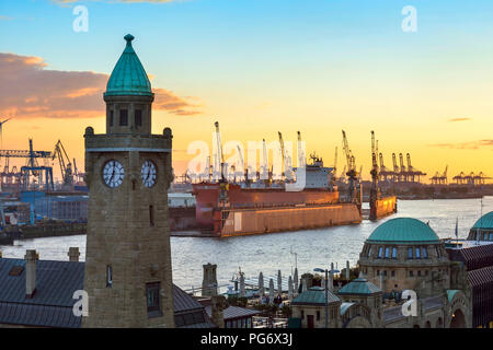 Deutschland, Hamburg, St. Pauli Landungsbrücken bei Sonnenuntergang Stockfoto