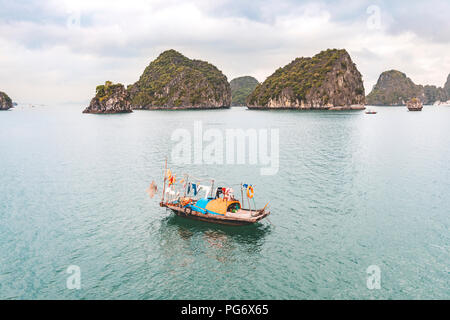 Vietnam, Ha Long Bay, mit Kalkstein Inseln und kleinen Boot Stockfoto