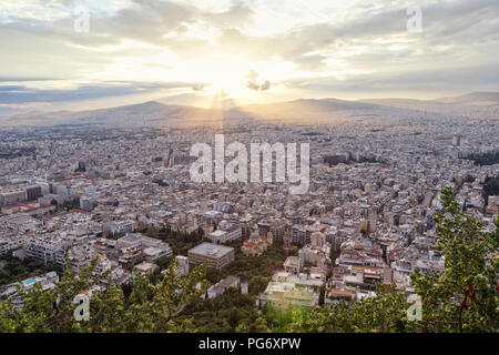 Griechenland, Attika, Athen, Blick vom Mount Lycabettus über die Stadt bei Sonnenuntergang Stockfoto