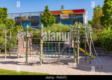 Deutschland, Baden-Württemberg, Ulm, Eselsberg, Passivhaus, Spielplatz im Vordergrund. Stockfoto