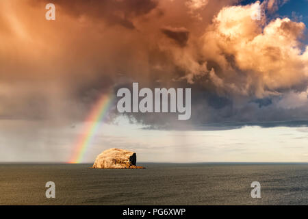 Großbritannien, Schottland, East Lothian, North Berwick, Erhabene, Blick auf Bass Rock (weltberühmten Gannet Kolonie) mit Rainbow und Gewitterwolken Stockfoto