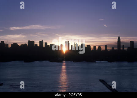 1987 historische Hudson River die Skyline von MIDTOWN MANHATTAN NEW YORK CITY USA Stockfoto