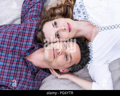 Portrait von zärtlich Paar liegen auf einer Decke Stockfoto
