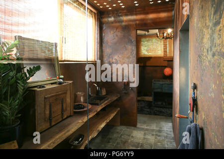 Badezimmer mit Corten Stahl Wandverkleidung Stockfoto