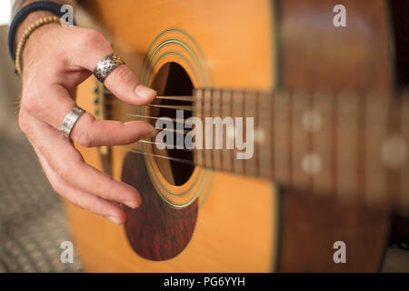 Nahaufnahme der Hand Mann spielt Gitarre Stockfoto