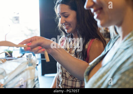 Zwei junge Frauen Shopping für neue Kleider zusammen Stockfoto