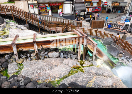 Yubatake Hotspring in Kusatsu Onsen in Kanagawa, Japan, KANAGAWA, Japan - 27. APRIL 2018: Kusatsu Onsen ca. 200 Kilometer nord-nordwestlich von Toky entfernt Stockfoto