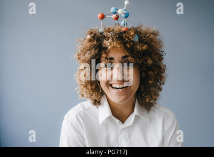 Junge Frau mit Molekül Modell im Haar Stockfoto