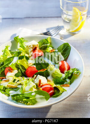 Gemischter Salat mit Wassermelone und gerösteten Pinienkernen Stockfoto