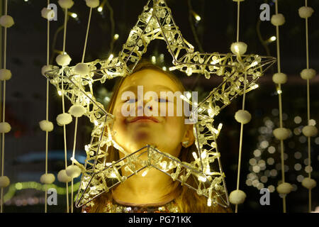 Portrait von lächelnden Mädchen durch Weihnachten Sterne suchen Stockfoto