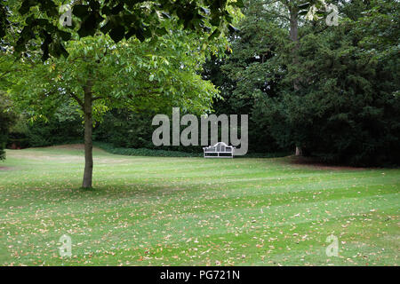 Ein traditionell geformte Lutyens 3-Sitzer Bank aus Cornis Hartholz in einer großen englischen Country House in Nottinghamshire. Stockfoto