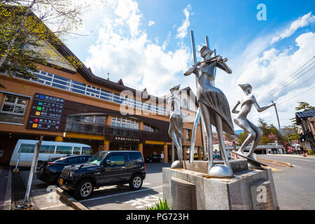GUNMA, Japan - 27. APRIL 2018: Moderne Kunst Skulptur vor kusatsu Bus Terminal Stockfoto