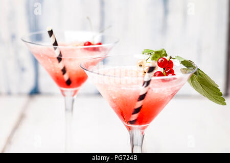 Frose, Rose slushie mit roten Johannisbeeren Stockfoto