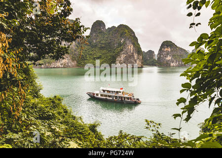 Vietnam, Ha Long Bay, mit Kalkstein Inseln und Ausflugsschiff Stockfoto