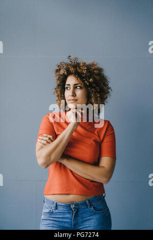 Porträt einer Frau nachdenklich mit der Hand am Kinn Stockfoto