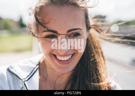 Portrait von lächelnden sportliche junge Frau im Freien Stockfoto