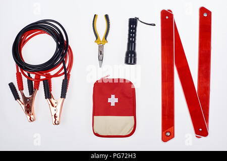 Flach mit automotive Handtasche, Verbandskasten und Warndreieck isoliert  auf weißem Stockfotografie - Alamy