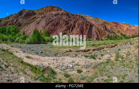 Blick auf unrealy schöne bunte Ton Klippen in Altai Gebirge, Russland. Sommer Landschaft, die Mars und Kyzyl - Kinn Tal mit Dr aufgerufen wird Stockfoto