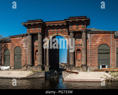 Die architektonische Struktur des Bogens aus rotem Backstein mit Säulen, Nischen, portico erhebt sich auf der Insel New Holland in der Nähe des Flusses Moika in der Stadt Stockfoto