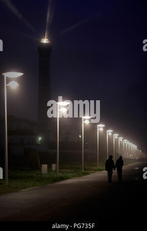 Seepromenade von Leca da Palmeira in der Nacht, in der Nähe von Boa Nova Leuchtturm, ein paar junge Geliebte wandern Stockfoto