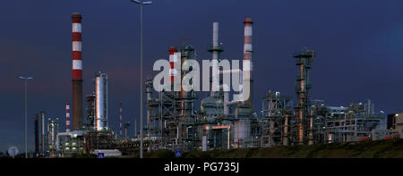 Teil einer großen Ölraffinerie und Triebwerk Panorama in der Dämmerung Stockfoto