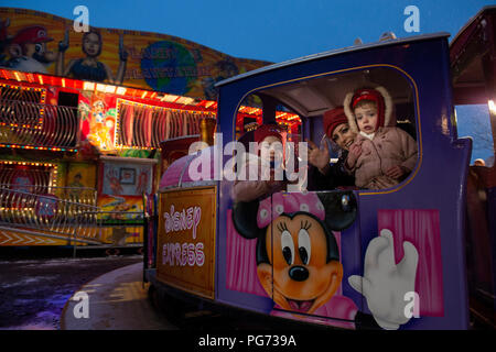 Junge Mädchen auf einem Mini Maus mit dem Zug. Stockfoto