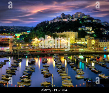 GB - DEVON: Torquay Hafen und Stadt bei Nacht Stockfoto