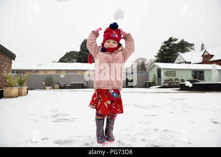 Junge Mädchen werfen einer Snow Ball. Stockfoto