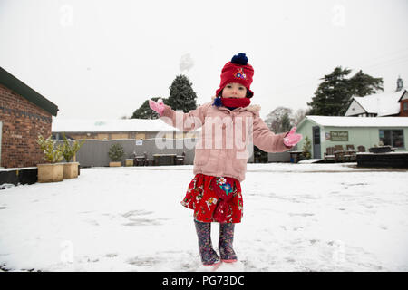 Junge Mädchen werfen einer Snow Ball. Stockfoto