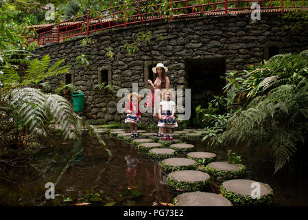 Junge Mädchen, die in tropischen Gärten in Madeira. Stockfoto