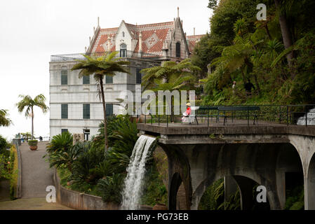 Junge Mädchen, die in tropischen Gärten in Madeira. Stockfoto