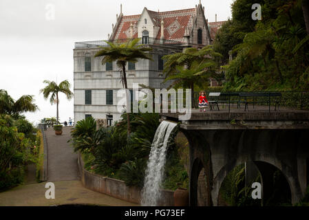 Junge Mädchen, die in tropischen Gärten in Madeira. Stockfoto