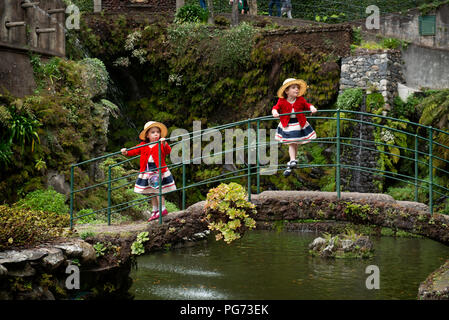 Junge Mädchen, die in tropischen Gärten in Madeira. Stockfoto